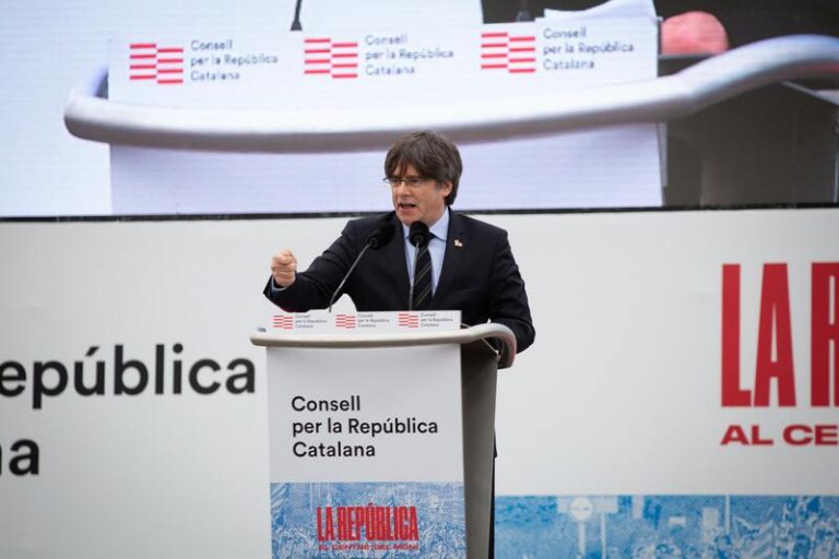 Puigdemont acusa a Gobierno y Justicia de 