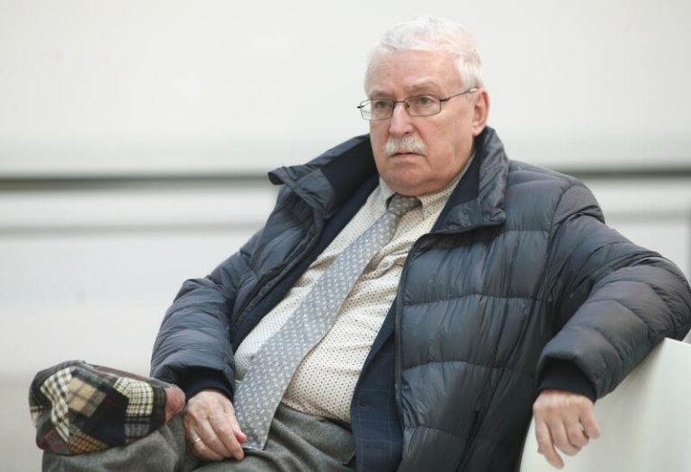 Exdirigentes socialistas acusan al Gobierno de deslealtad al Rey