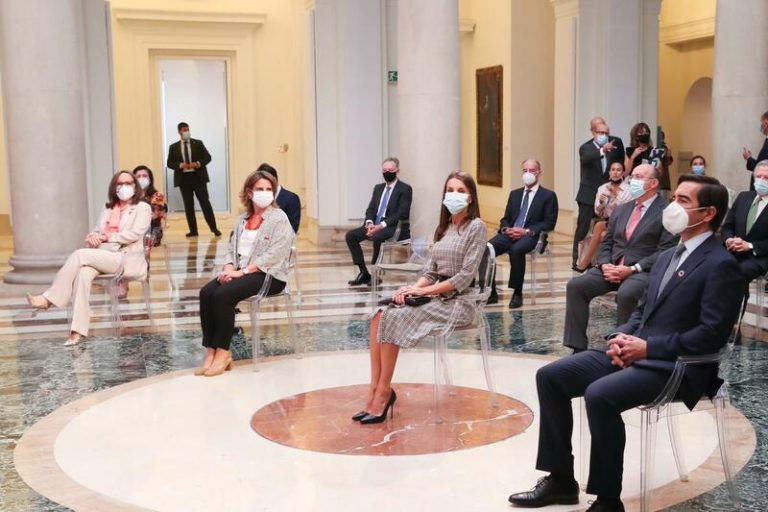 La Reina da visibilidad al esfuerzo de las mujeres frente al virus