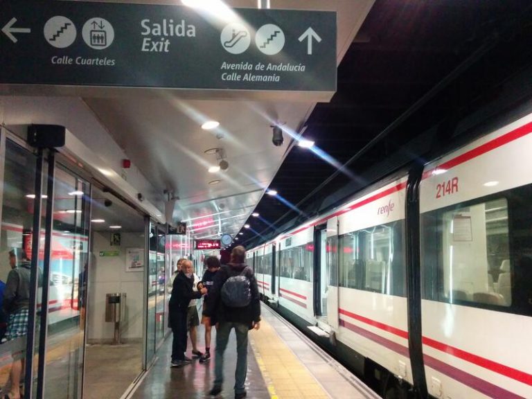 Renfe implantará en la red de Cercanías el sistema de acceso y pago directo con tarjeta bancaria