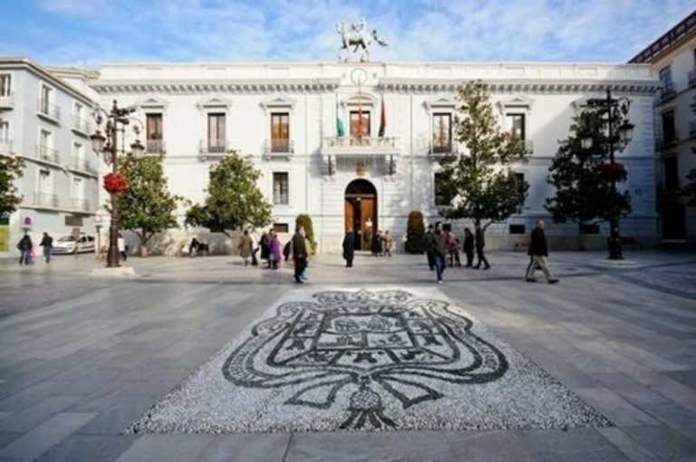 El Ayuntamiento de Granada se cerrará 24 horas para su desinfección tras el positivo del alcalde