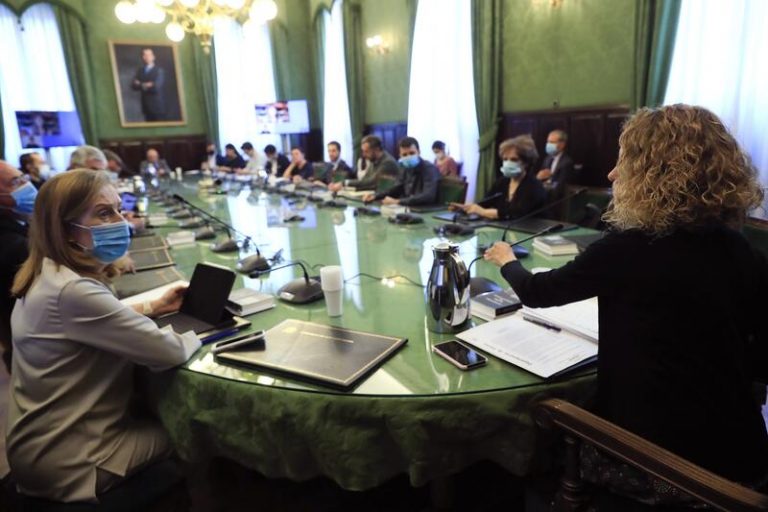 El PSOE y sus socios impiden debatir la petición de una comisión de investigación sobre la pandemia