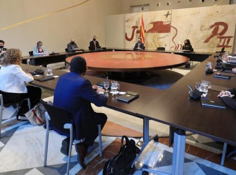 Aragonès preside una reunión del Govern para aprobar el decreto de sustitución de Torra Aragonès preside una reunión del Govern para aprobar el decreto de sustitución de Torra