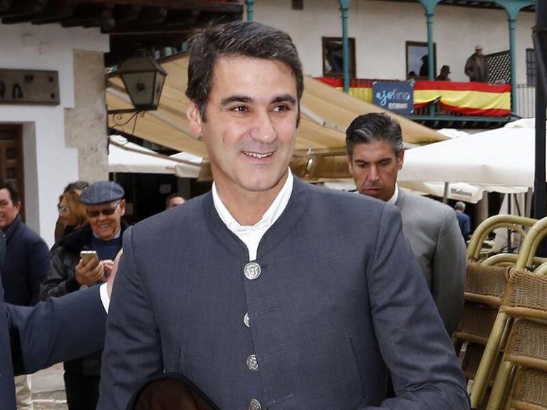 Jesulín de Ubrique bromea sobre la foto de su hijo pequeño en la que posa con un arma