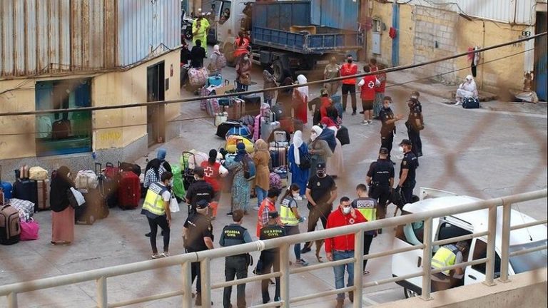 Marruecos repatría a 100 mujeres y niños desde Ceuta