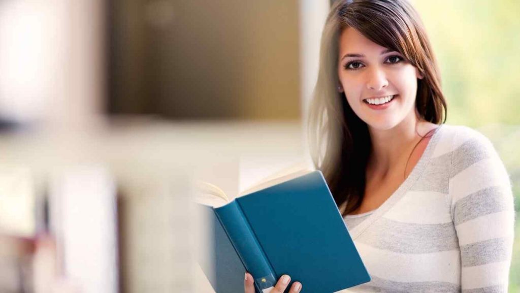joven con libro