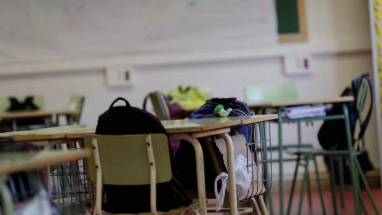 Contagiados un menor y una maestra de dos escuelas infantiles en Santa Fe