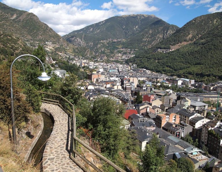 Colas de 10 kilómetros hacia Andorra, donde los hoteles esperan 