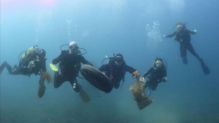 Retiran 120 kilos de basuras de los fondos marinos vascos