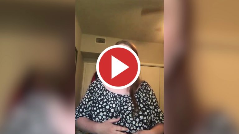 Cantaba para una audición y su madre cayó desde el ático rompiendo el techo