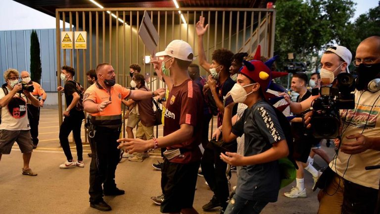 Aficionados del Barça irrumpen en el Camp Nou contra Bartomeu y la marcha de Messi
