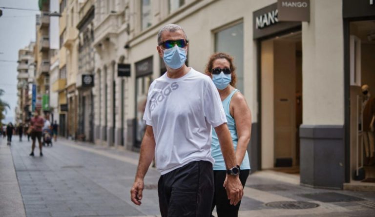 Canarias registra cuatro nuevas muertes y los contagios diarios siguen cayendo