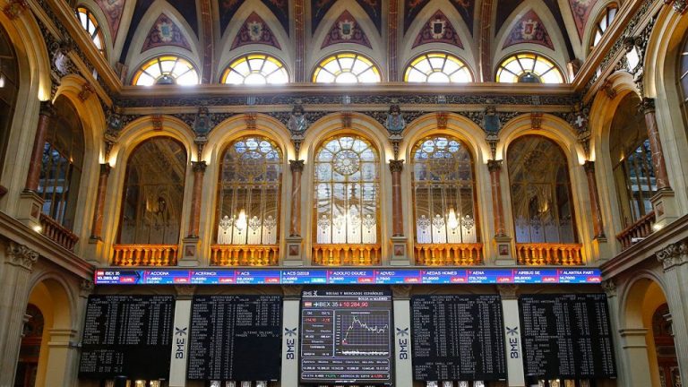 Ferrovial lidera las caídas del Ibex 35 y cede un 4%