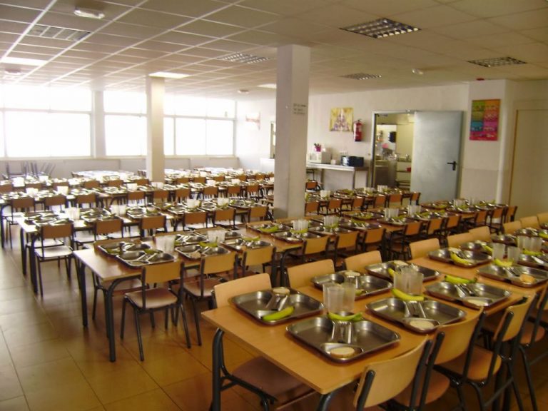 Monitoras de comedores escolares lamentan que la jornada continua suponga un reducción de este servicio