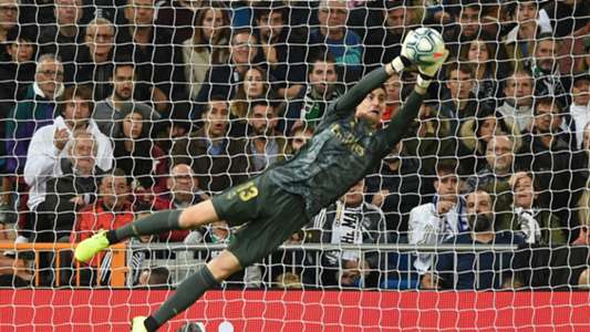 Se mofaron de él y ahora es Dios: el Real Madrid le va a blindar 2 Courtois Parada