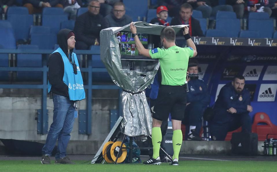 El VAR, ¿vale o no vale? ‘Errores’ que cuestionan la tecnología en el fútbol 5 El VAR