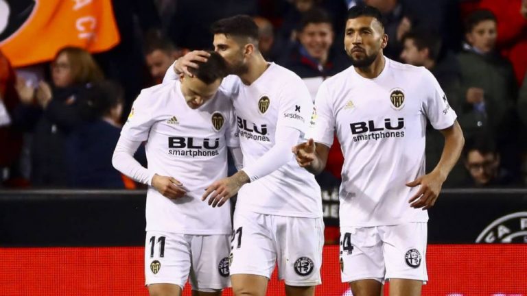 El Valencia no despega y la Real se estrena a lo grande en Elche