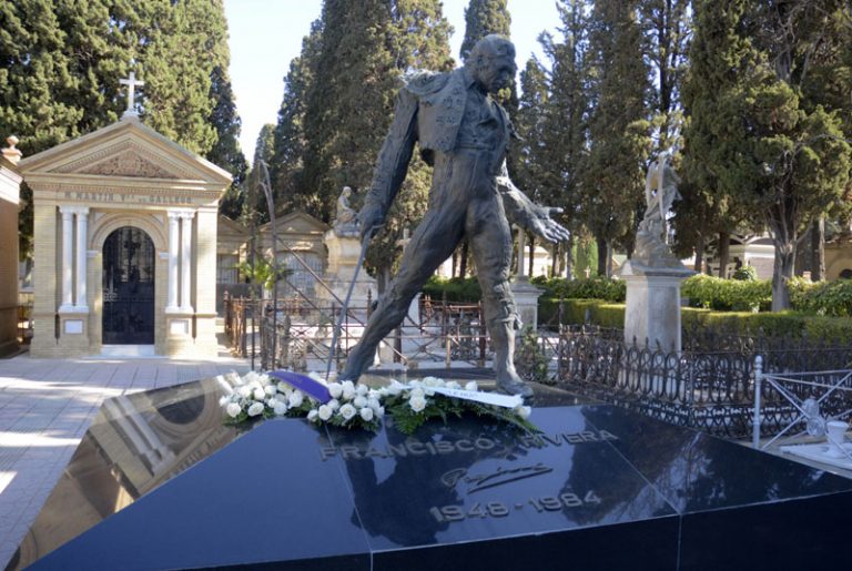 El panteón de Paquirri se llena de flores en el aniversario de su muerte