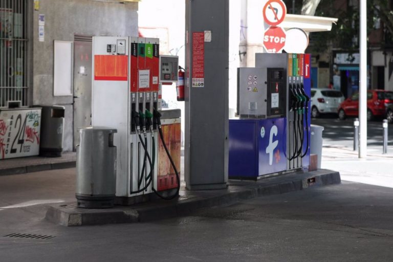 El precio de los carburantes sigue cayendo: hasta un 1,3% esta semana