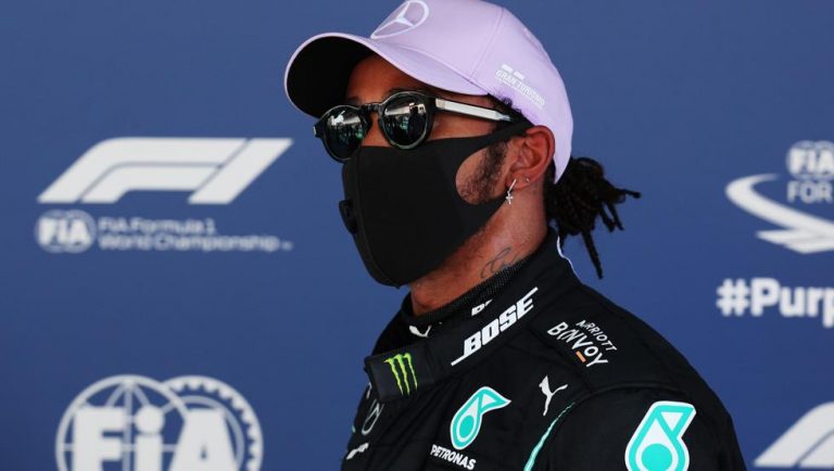 Hamilton logra la pole y Sainz comenzará séptimo en Montmeló