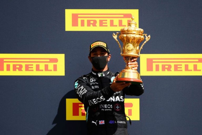 Hamilton gana con agonía en Silverstone y Sainz pierde una valiosa cuarta plaza