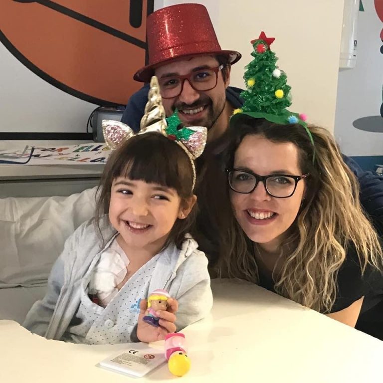 Nora, la niña que vence a su enfermedad con una sonrisa