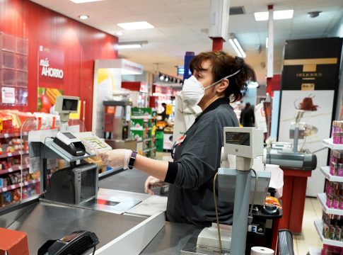 Empleado con mascarilla por coronavirus de los supermercados Dia