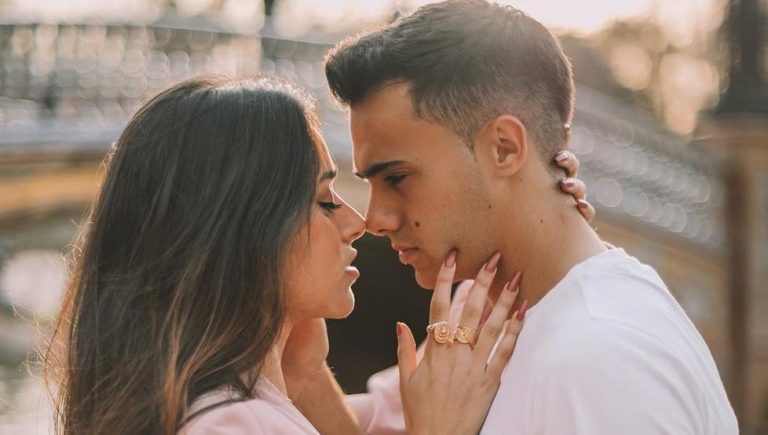 Reguilón la vacila... y su novia le pega. 