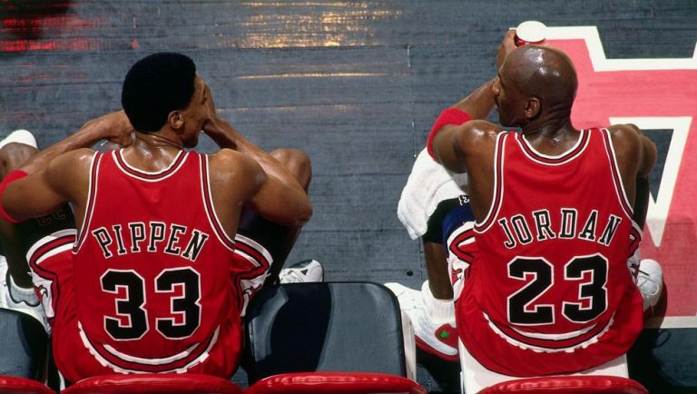 Le crecen los demonios a Michael Jordan. ¡Está furioso!