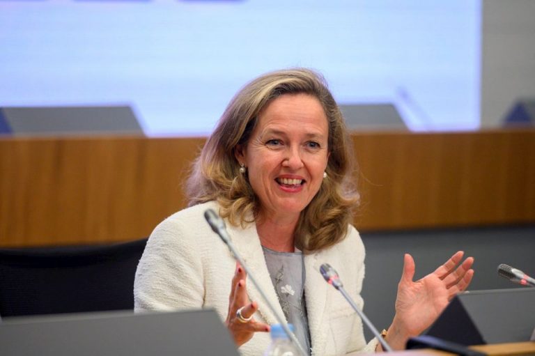 Calviño marca como objetivo que el 80% de españoles tenga competencias digitales en 2025