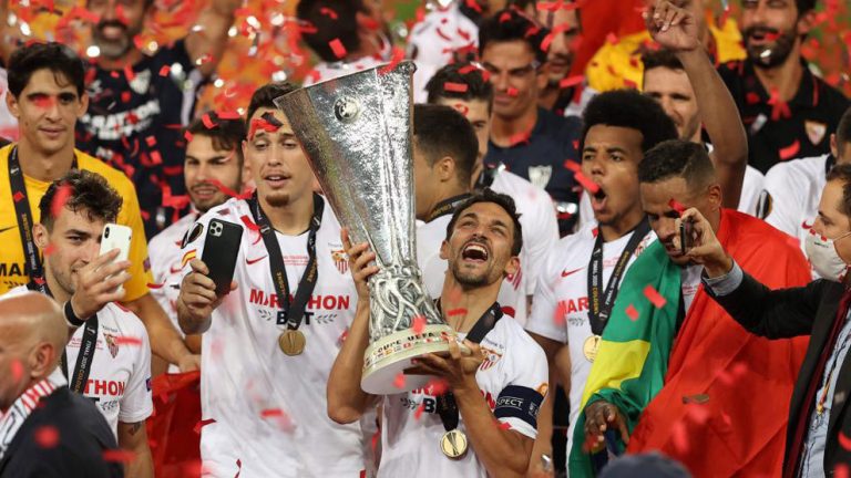 Jesús Navas levanta su tercera Europa League, el séptimo título con el Sevilla
