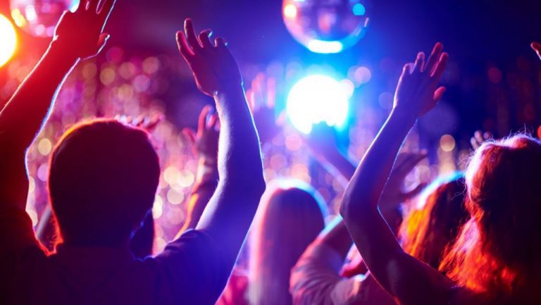 La patronal del ocio nocturno denuncia el uso de la imagen de una discoteca en la campaña de concienciación de Sanidad