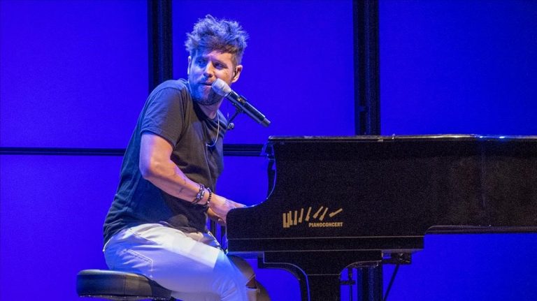 Pablo López y otros artistas que tuvieron un percance en el escenario