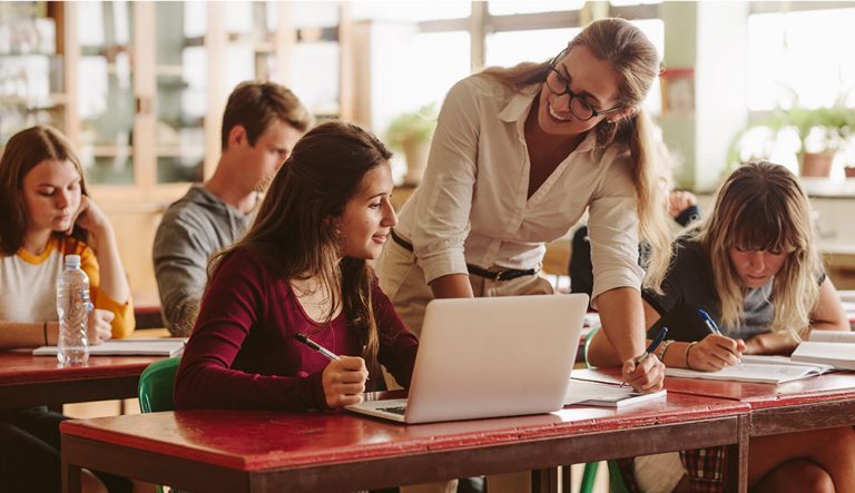 Galicia contratará 847 profesores en secundaria para cumplir las medidas de seguridad ante la COVID-19