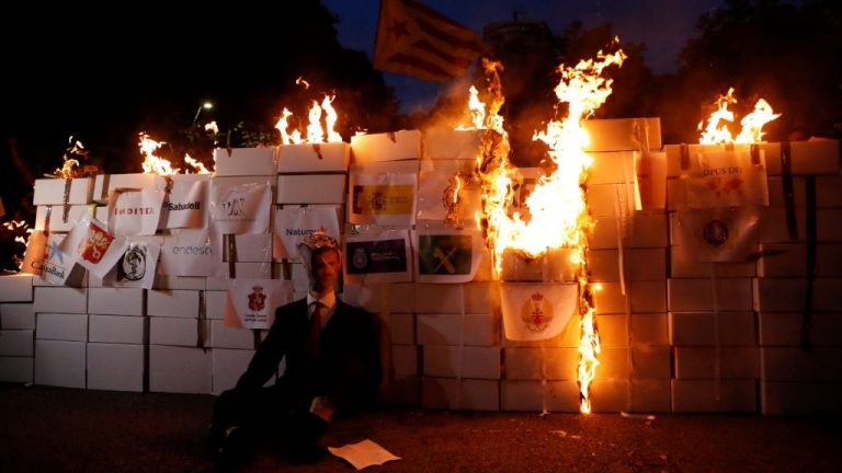 Queman un muñeco con la imagen de Felipe V y Felipe VI en un acto de los CDR