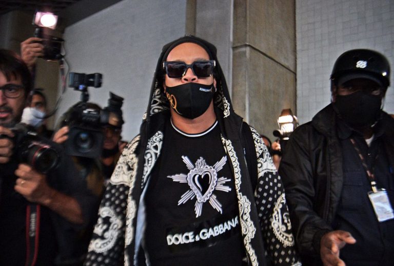 Ronaldinho y su hermano llegan a Brasil tras abandonar Paraguay