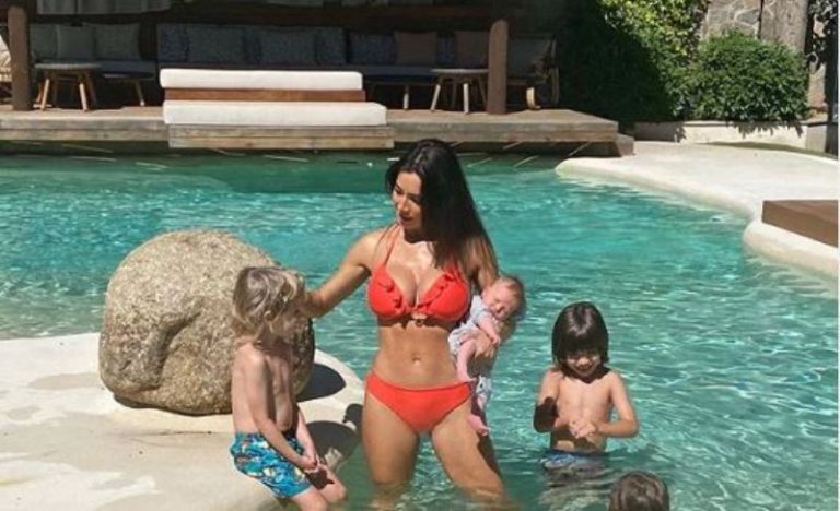 De escándalo: Pilar Rubio luce tipazo en bikini con sus hijos