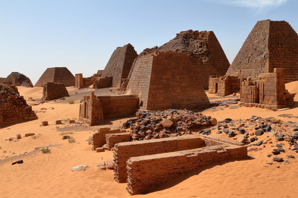 La pirámide de España y otras que son majestuosas y no están en Egipto 72 Ruins pyramids city Sudan Meroe