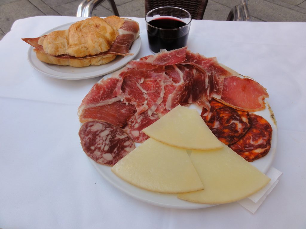 Tabla de embutidos y queso chato de vino y bocadillo de jamón