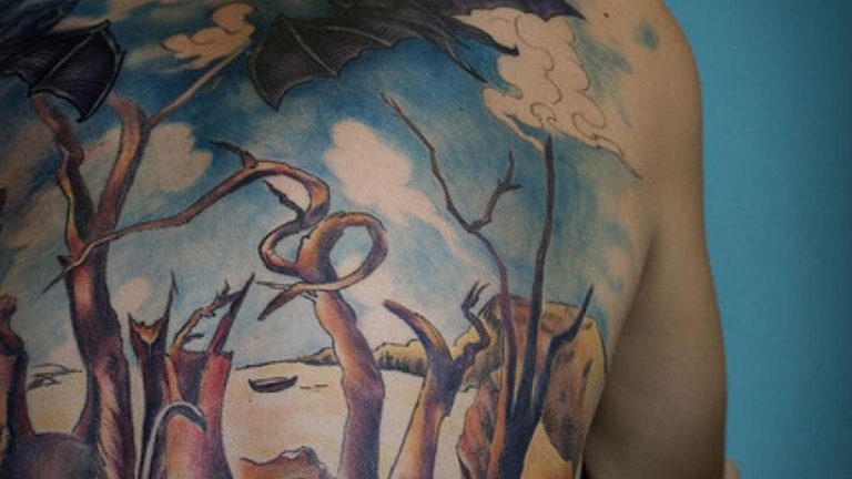 Un cuadro de Dalí, una escena erótica y otros tatuajes locos que se hace el ser humano