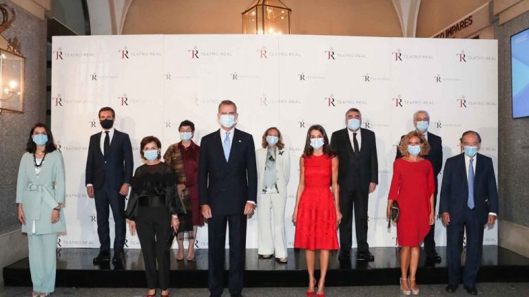 Máscaras y mascarillas en un estreno con los Reyes en el Teatro Real