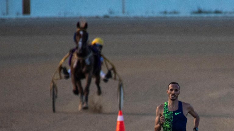 Toni Abadía gana el desafío 'Atleta vs Caballo' en el hipódromo de Mallorca