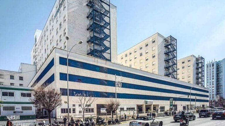 Trasladado al hospital Puerta del Mar el agente herido en Algeciras