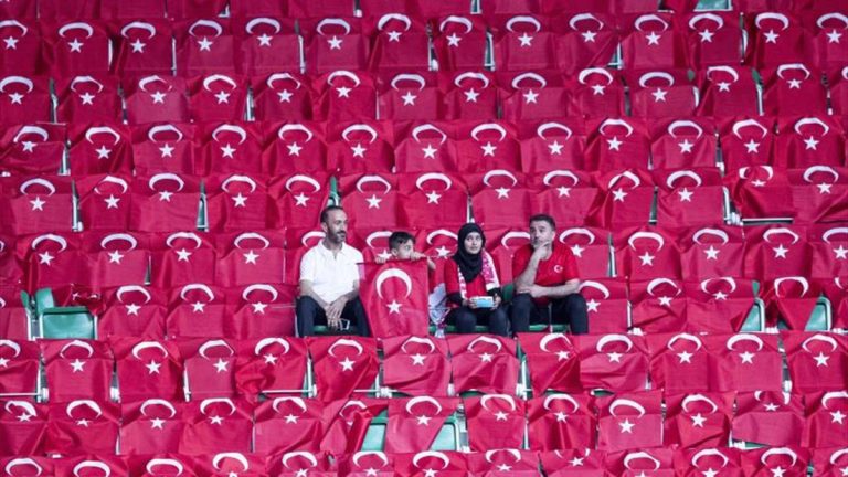 Turquía permitirá público en los estadios a partir de octubre