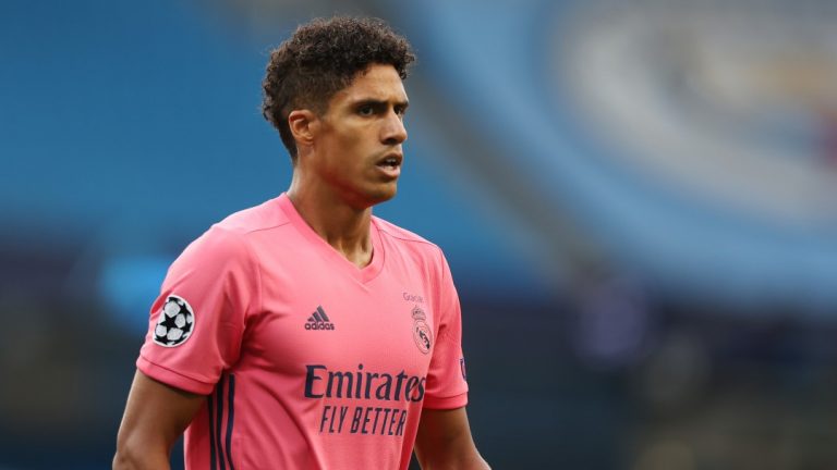 El Manchester United insiste en robarle a Varane al Madrid