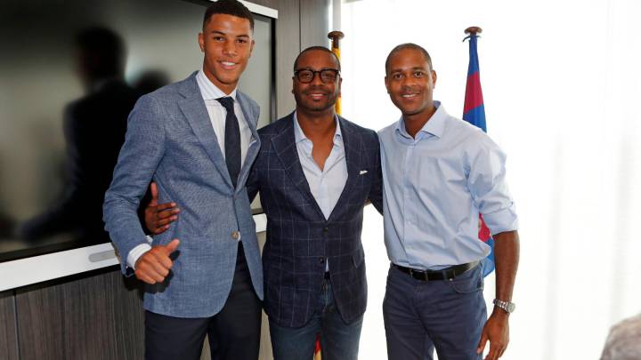 Xavier Mbuyamba con Patrick Kluivert