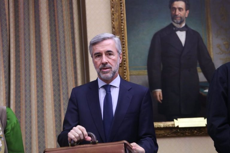 Acebes celebra su absolución tras 