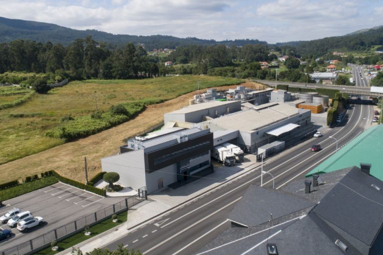 La empresa avícola de Cambados con 52 empleados con COVID parará la planta