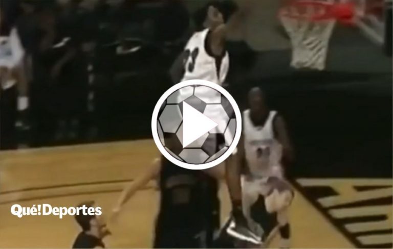 Bestial salto que pega tobillos contra la cara del defensor ¡Un animal!