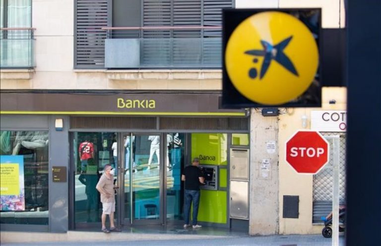 Fitch descuenta un nuevo baile de fusiones tras la posible unión entre CaixaBank y Bankia